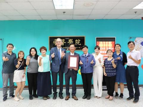 傅立志院長偕陳信湖校友與牙醫學院同仁合影。.jpg