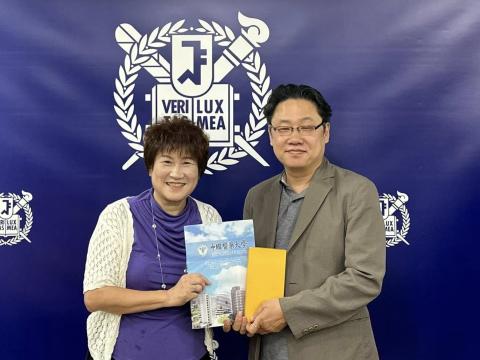 涂老師致贈禮物與本校簡介給Park院長.jpg