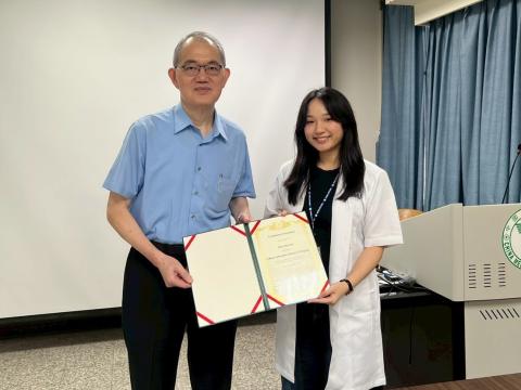 傅院長頒發見習證明.jpg