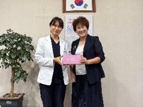 致贈伴手禮及絲巾給Son教授.jpg