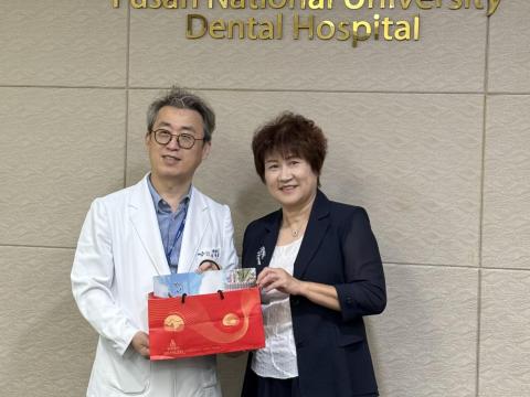 致贈伴手禮給Henry Kim教授.jpg